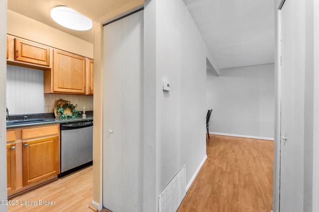 1970 Goldsmith Ln A-4, Louisville, KY 40218