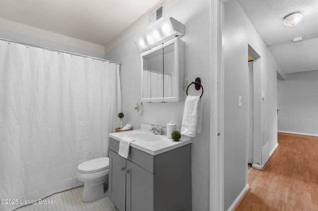 1970 Goldsmith Ln A-4, Louisville, KY 40218