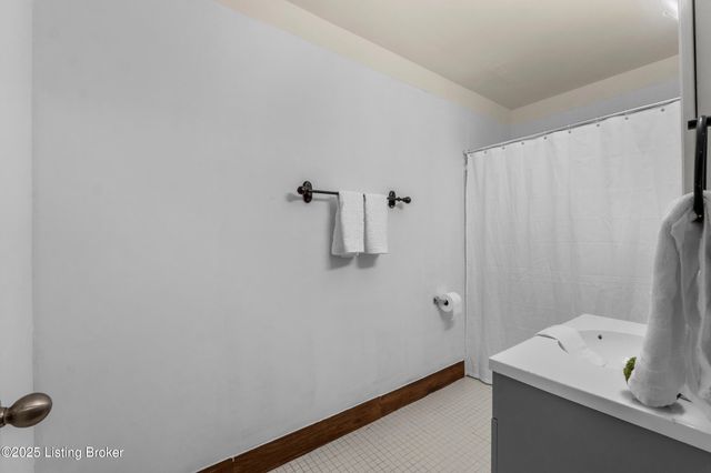 1970 Goldsmith Ln A-4, Louisville, KY 40218