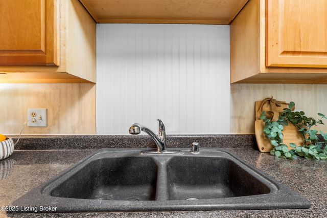 1970 Goldsmith Ln A-4, Louisville, KY 40218