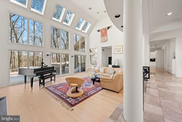 6 HUNT CLUB LN, Malvern, PA 19355