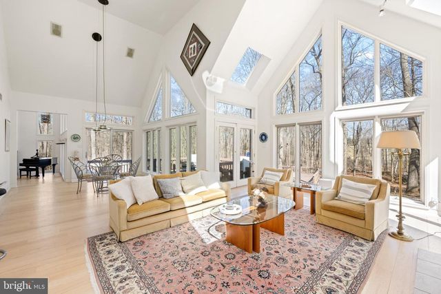 6 HUNT CLUB LN, Malvern, PA 19355