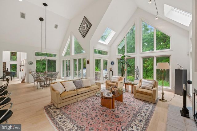 6 HUNT CLUB LN, Malvern, PA 19355