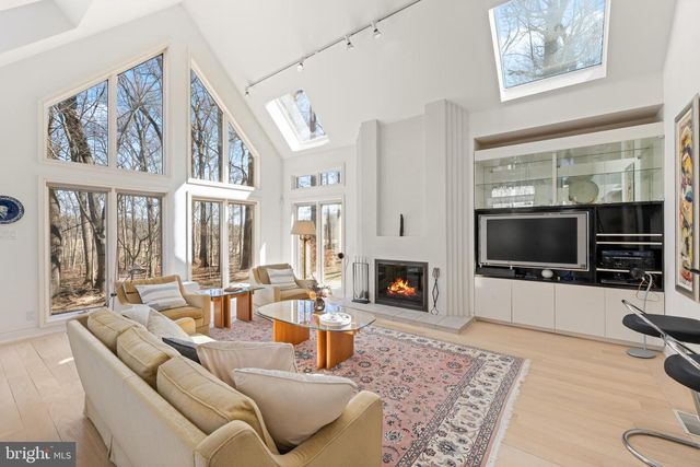 6 HUNT CLUB LN, Malvern, PA 19355