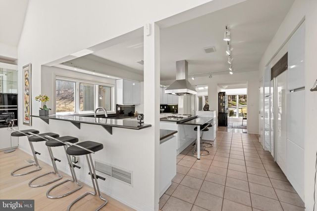 6 HUNT CLUB LN, Malvern, PA 19355