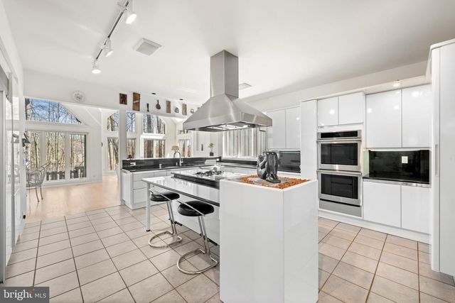 6 HUNT CLUB LN, Malvern, PA 19355