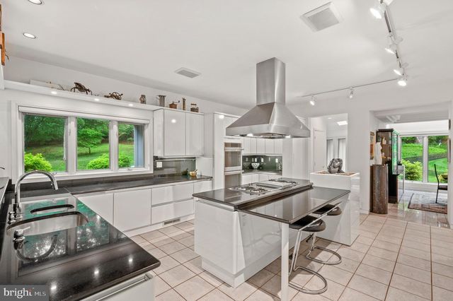 6 HUNT CLUB LN, Malvern, PA 19355