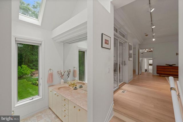 6 HUNT CLUB LN, Malvern, PA 19355