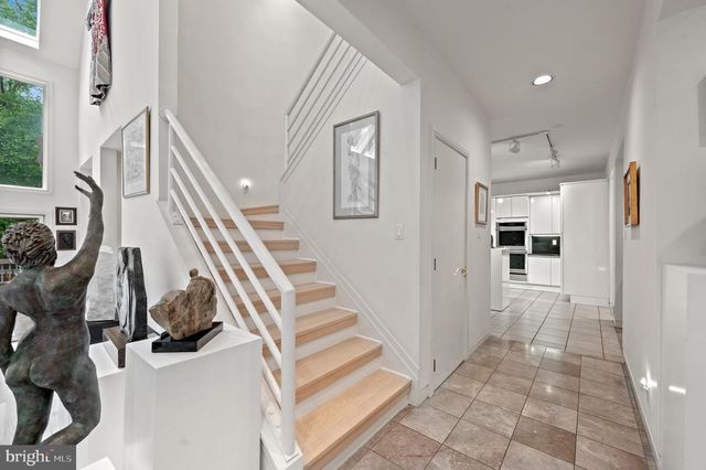 6 HUNT CLUB LN, Malvern, PA 19355