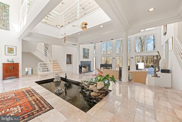 6 HUNT CLUB LN, Malvern, PA 19355