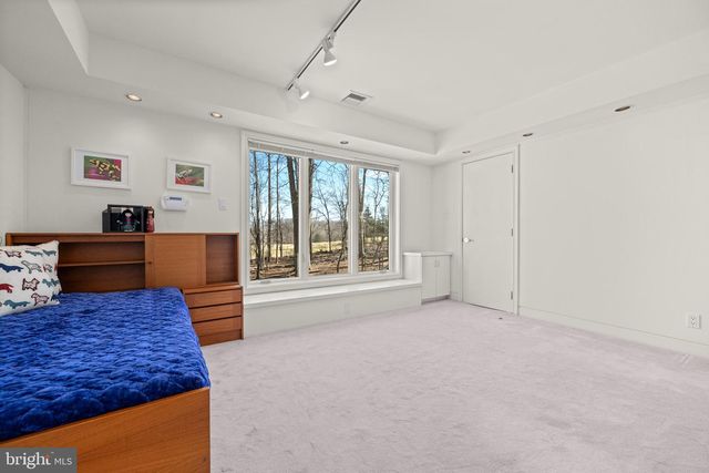 6 HUNT CLUB LN, Malvern, PA 19355