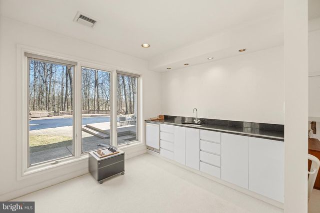 6 HUNT CLUB LN, Malvern, PA 19355