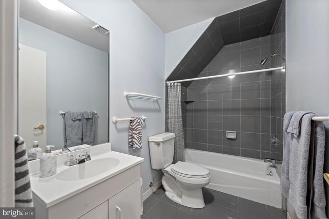 6 HUNT CLUB LN, Malvern, PA 19355