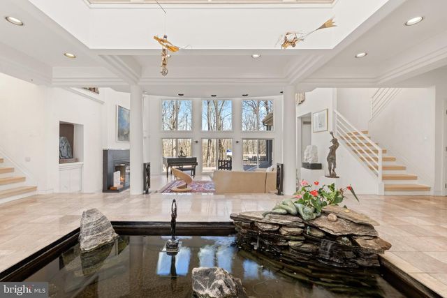 6 HUNT CLUB LN, Malvern, PA 19355