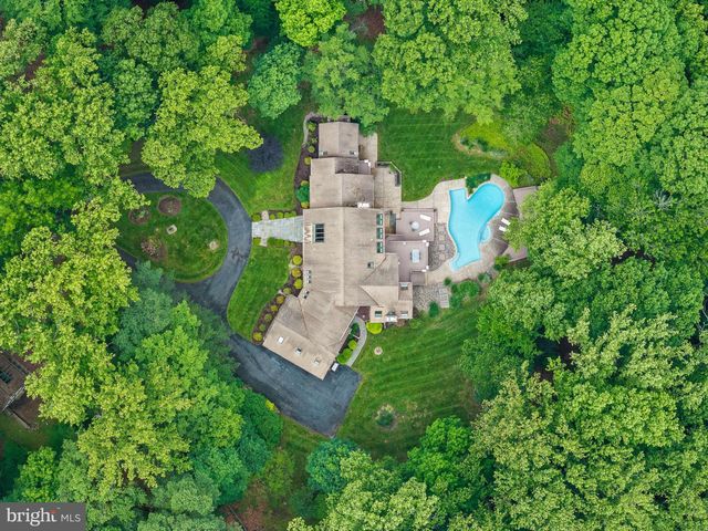6 HUNT CLUB LN, Malvern, PA 19355