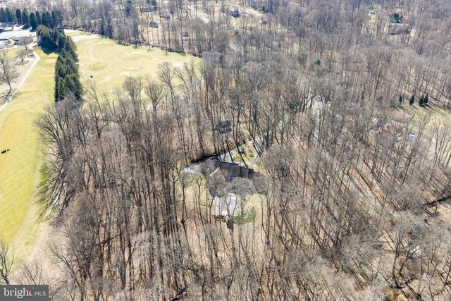 6 HUNT CLUB LN, Malvern, PA 19355