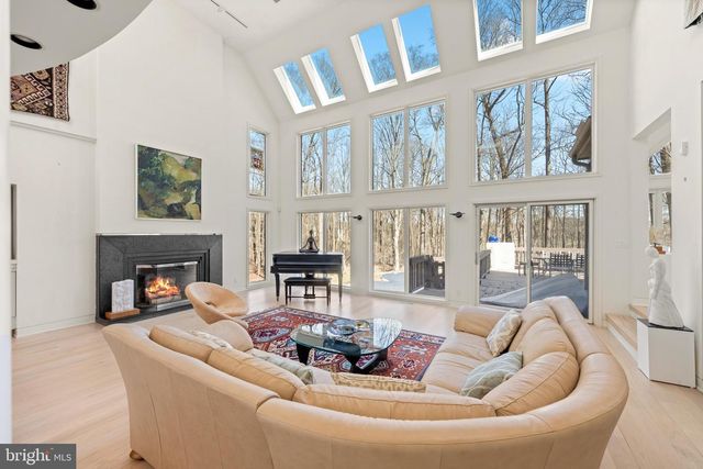 6 HUNT CLUB LN, Malvern, PA 19355