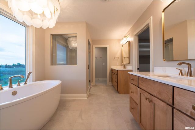 6830 Wilderness Pointe Drive, Bettendorf, IA 52722