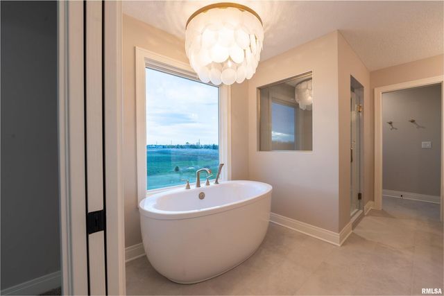 6830 Wilderness Pointe Drive, Bettendorf, IA 52722