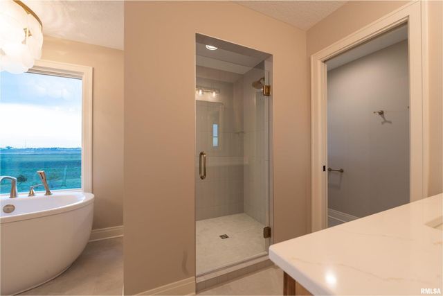 6830 Wilderness Pointe Drive, Bettendorf, IA 52722