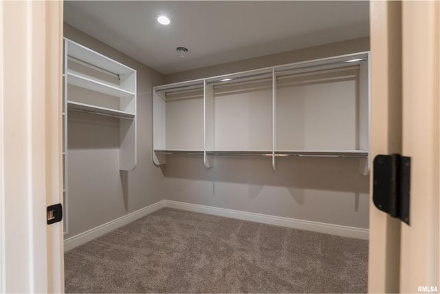 6830 Wilderness Pointe Drive, Bettendorf, IA 52722