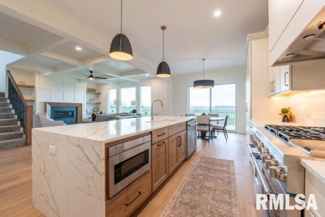 6830 Wilderness Pointe Drive, Bettendorf, IA 52722