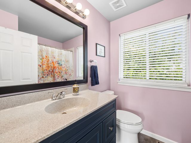 341 S Clearview Circle, Round Lake, IL 60073