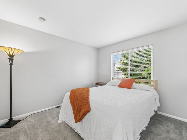 341 S Clearview Circle, Round Lake, IL 60073