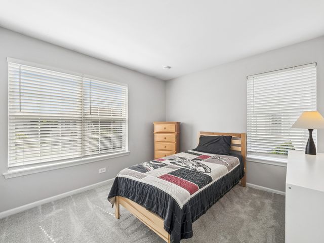 341 S Clearview Circle, Round Lake, IL 60073