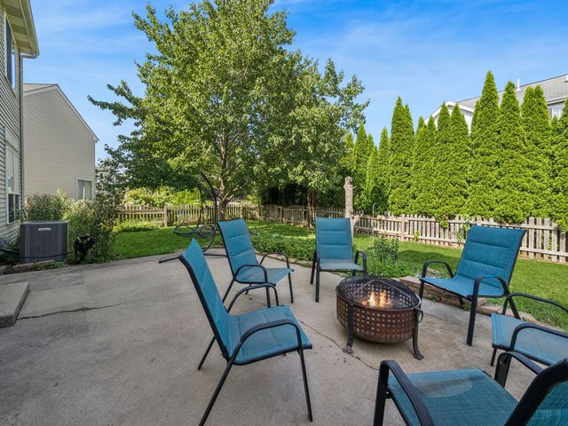 341 S Clearview Circle, Round Lake, IL 60073