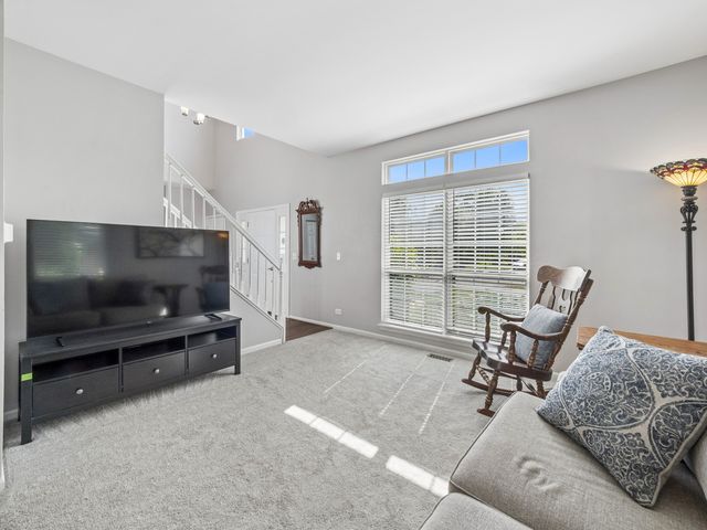 341 S Clearview Circle, Round Lake, IL 60073