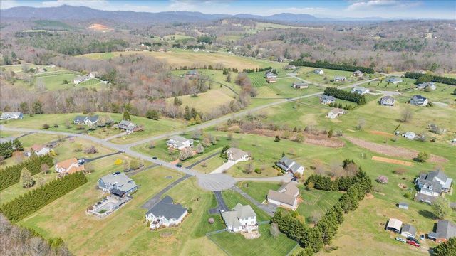 175 Hayfield DR, Boones Mill, VA 24065