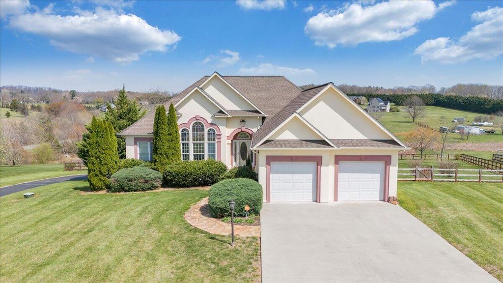 175 Hayfield DR, Boones Mill, VA 24065