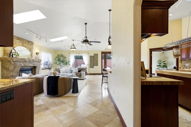 9206 Vincenzo Drive, Pasco, WA 99301