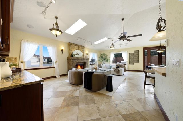 9206 Vincenzo Drive, Pasco, WA 99301