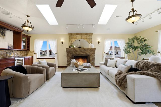 9206 Vincenzo Drive, Pasco, WA 99301