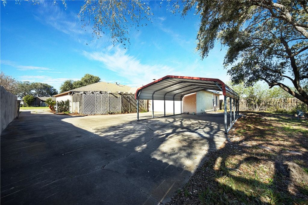 1205 Clarion Dr, Corpus Christi, TX 78412 — photo 3