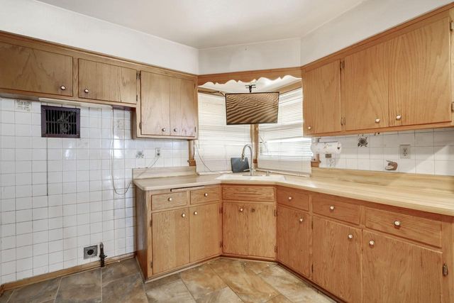 949 W Plainfield AVENUE, Milwaukee, WI 53221