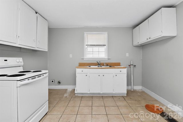 1102 W Davidson Avenue, Gastonia, NC 28052