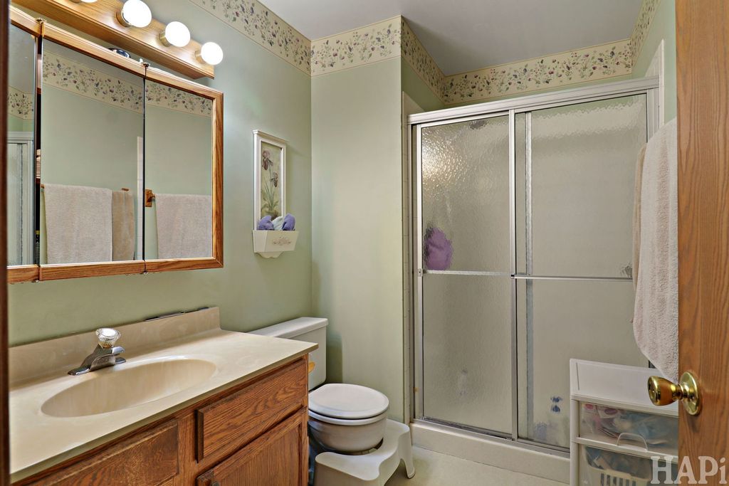 Image 11 of property listing at 320 N Thornwood Drive 320, Mchenry, IL 60050