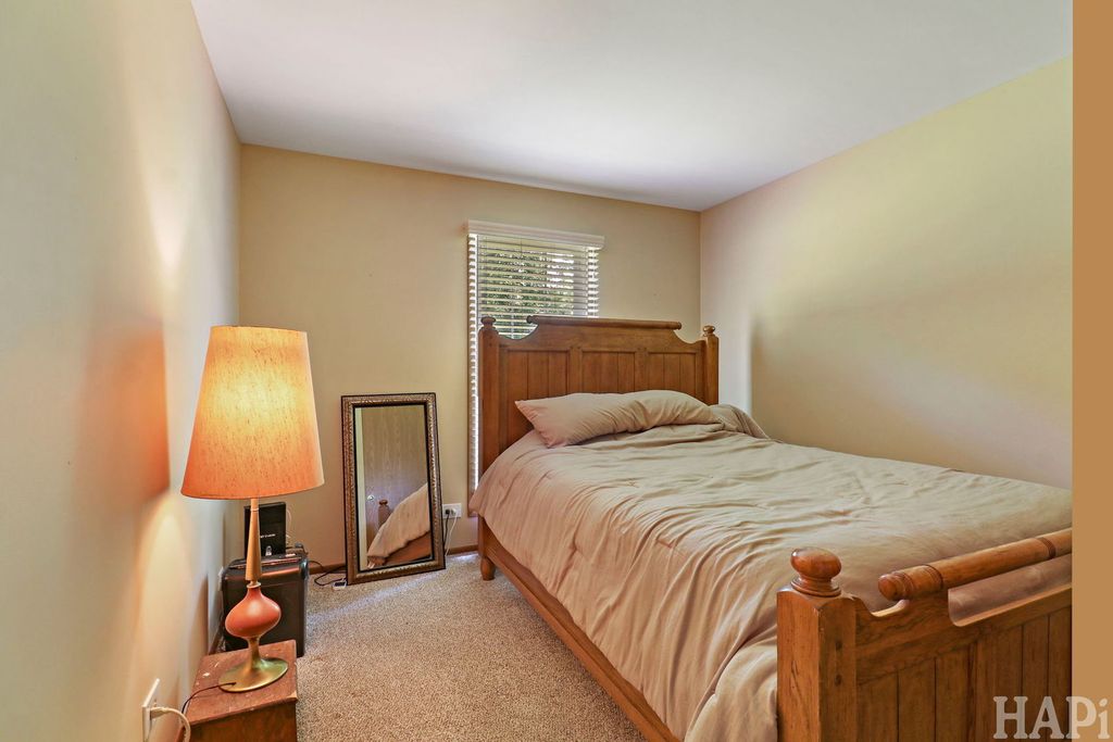 Image 13 of property listing at 320 N Thornwood Drive 320, Mchenry, IL 60050