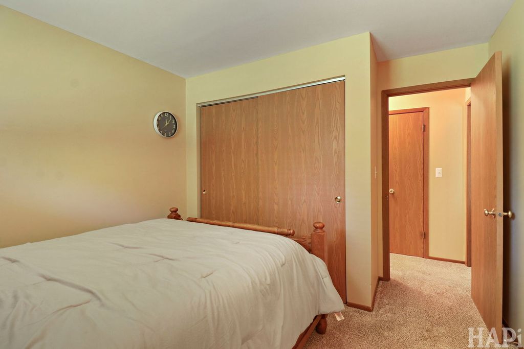 Image 14 of property listing at 320 N Thornwood Drive 320, Mchenry, IL 60050