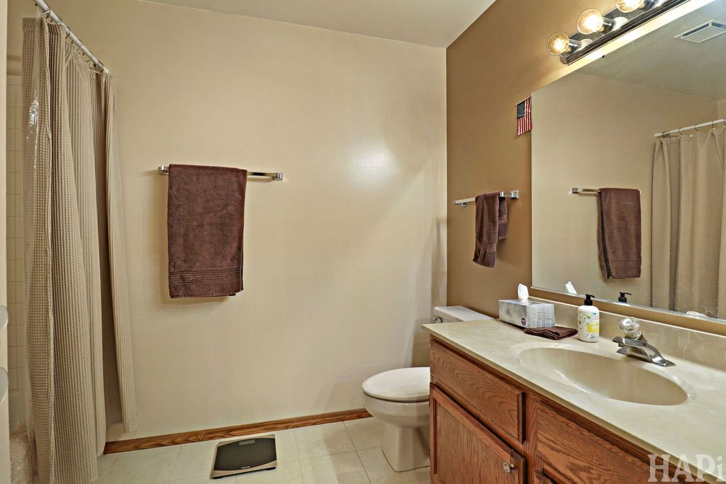 Image 15 of property listing at 320 N Thornwood Drive 320, Mchenry, IL 60050