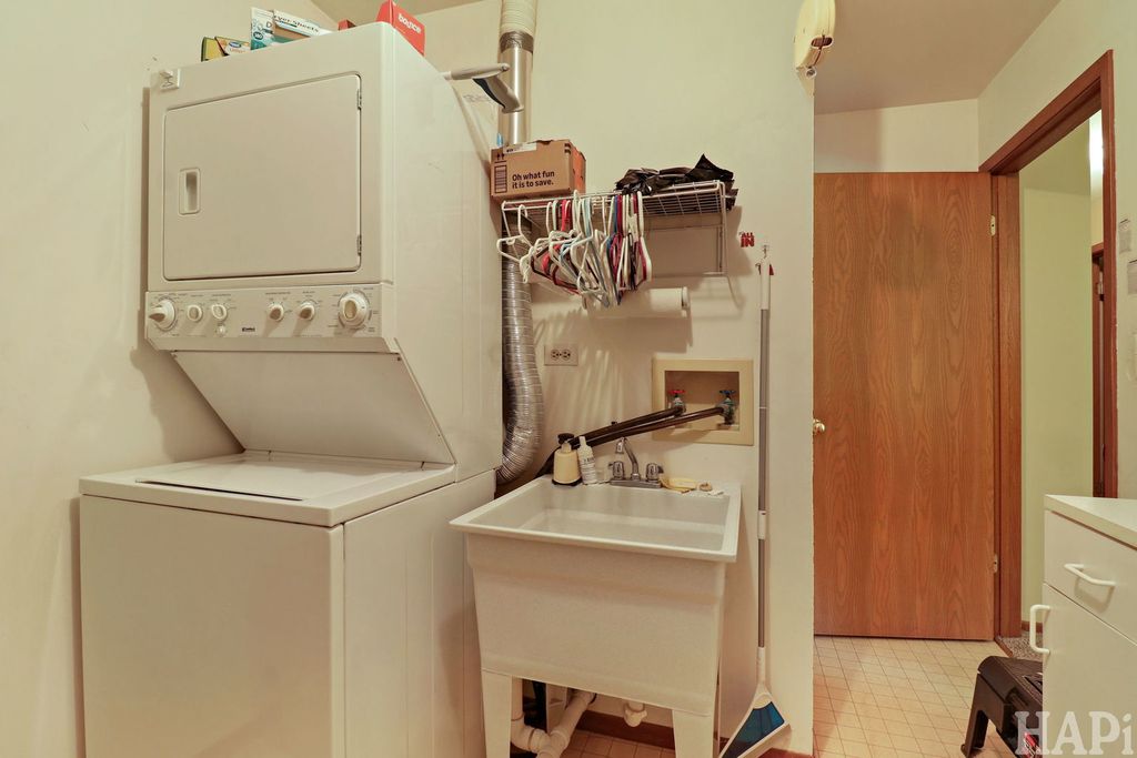 Image 16 of property listing at 320 N Thornwood Drive 320, Mchenry, IL 60050