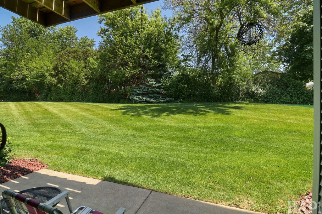 Image 17 of property listing at 320 N Thornwood Drive 320, Mchenry, IL 60050