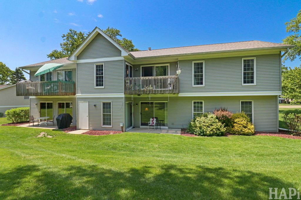 Image 18 of property listing at 320 N Thornwood Drive 320, Mchenry, IL 60050
