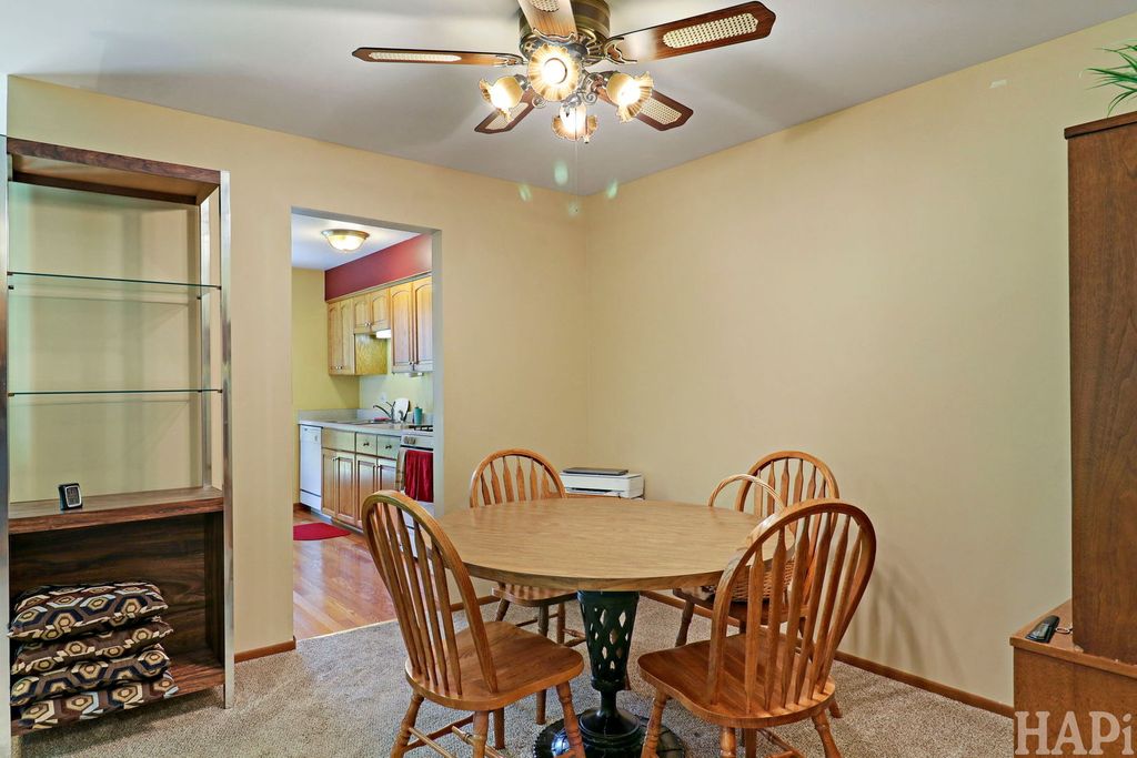 Image 4 of property listing at 320 N Thornwood Drive 320, Mchenry, IL 60050