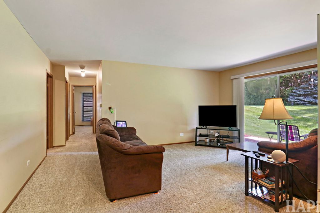 Image 5 of property listing at 320 N Thornwood Drive 320, Mchenry, IL 60050