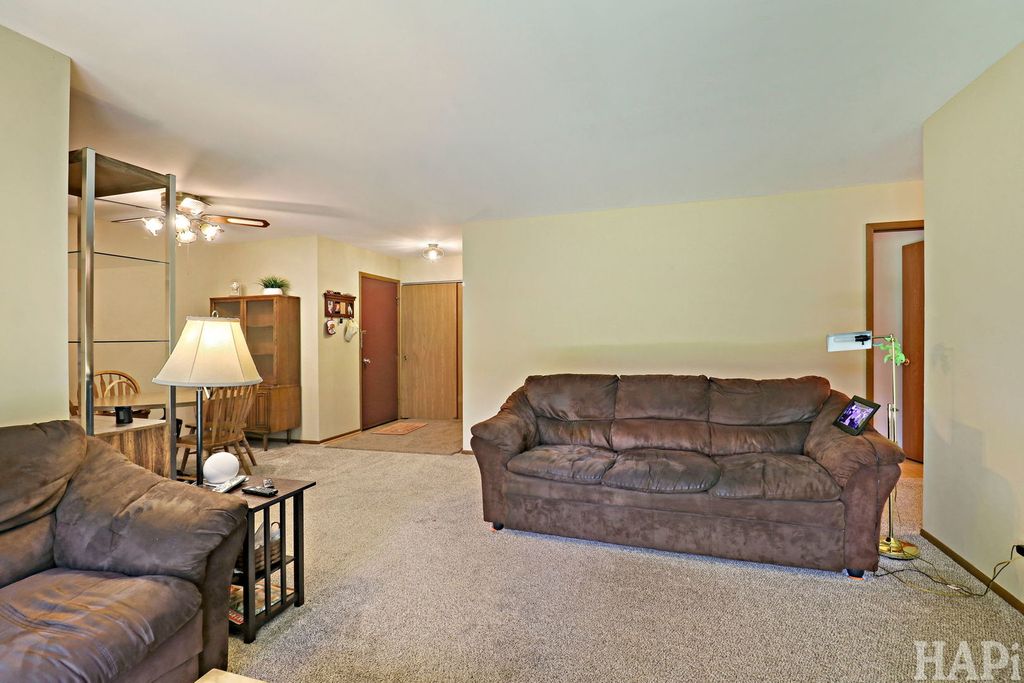 Image 6 of property listing at 320 N Thornwood Drive 320, Mchenry, IL 60050