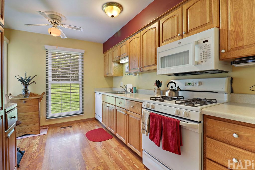 Image 7 of property listing at 320 N Thornwood Drive 320, Mchenry, IL 60050